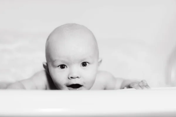 男婴在洗澡 — 图库照片