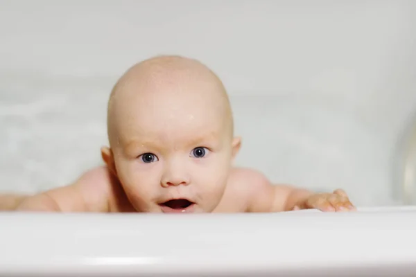 Bebé chico teniendo baño — Foto de Stock