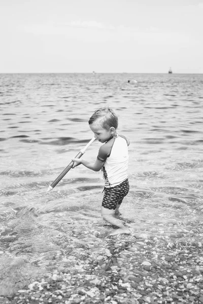 Μικρό αγόρι που παίζει στη θάλασσα — Φωτογραφία Αρχείου
