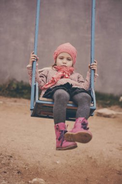 salıncak üzerinde kız çocuk 