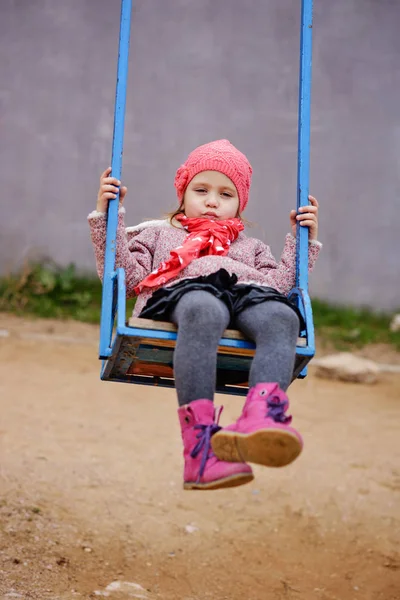 Dziecko dziewczynka na swing — Zdjęcie stockowe