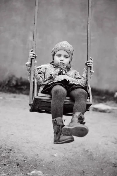 Dítě dívka na houpačce — Stock fotografie