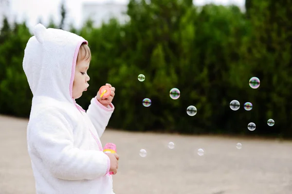 Girl blowing soap bubbles — Stock Photo, Image