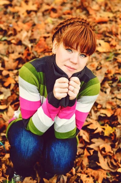 Руда дівчина восени — стокове фото
