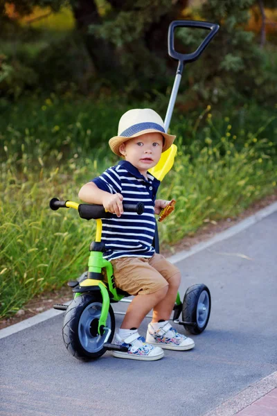 Eerste fiets voor peuter jongen — Stockfoto