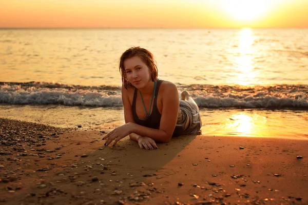 Teen girl in il mare — Foto Stock