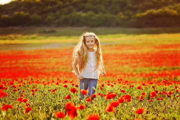 Mädchen Läuft Feld Von Roten Mohnblumen — Stockfoto