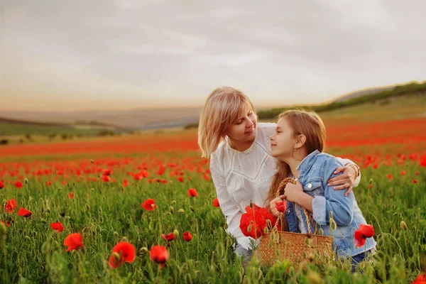 Mãe Feliz Filha Campo Papoula — Fotografia de Stock