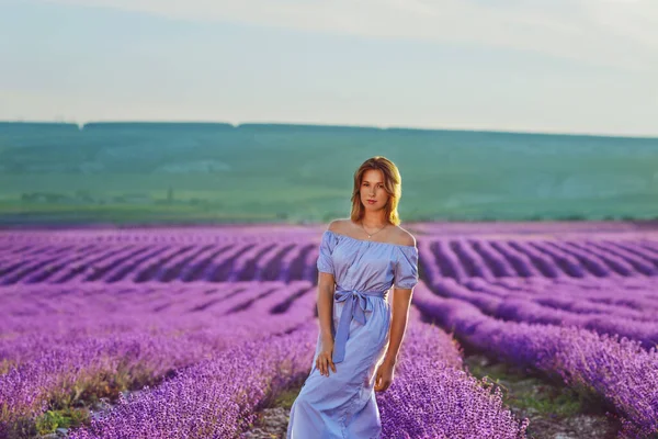 Mooi Tiener Meisje Wandelen Lavendel Veld — Stockfoto