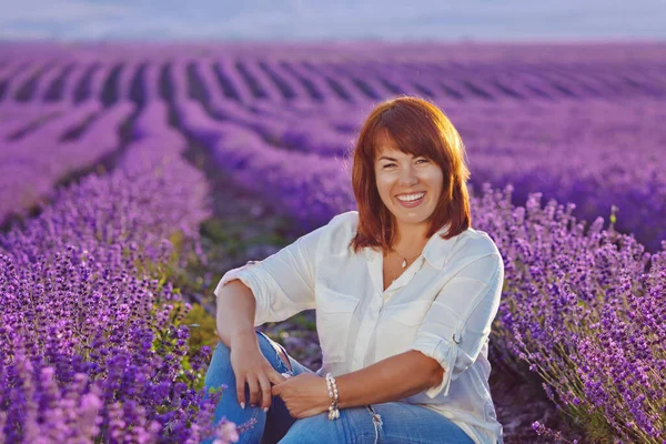 Feliz Pelirroja Sentada Campo Lavanda — Foto de Stock