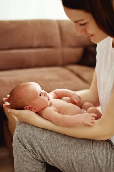 Ung Kvinde Med Nyfødt Baby Hjemme - Stock-foto