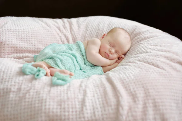 Bebê Recém Nascido Doce Está Dormindo Travesseiro — Fotografia de Stock