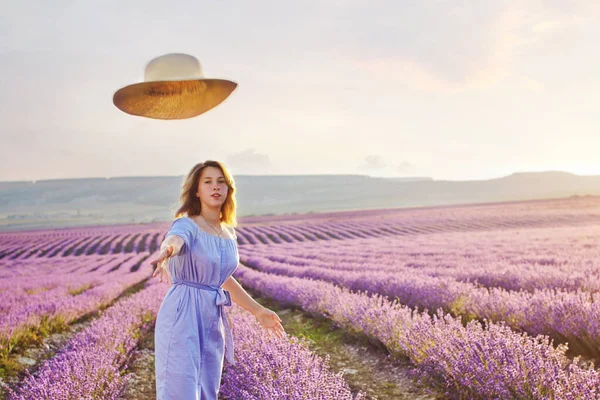 Menina Bonita Adolescente Andando Campo Lavanda Soltando Chapéu — Fotografia de Stock