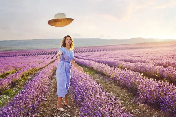 Hübsche Teenager Mädchen Fuß Lavendelfeld Und Fallenlassen Hut — Stockfoto