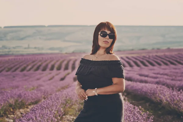 Rothaarige Frau Trägt Kleid Lavendelfeld — Stockfoto