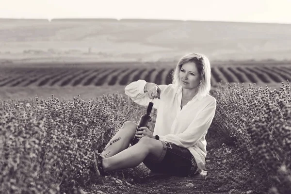 Mujer Con Botella Vino Campo Lavanda — Foto de Stock