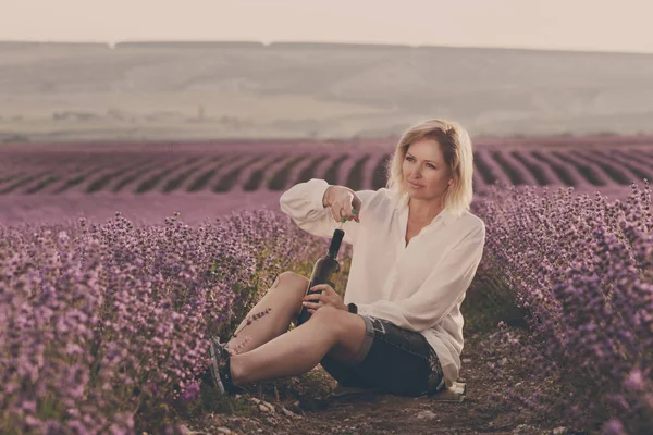 Vrouw Met Fles Wijn Lavendelveld — Stockfoto