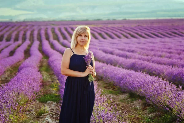 Blond Kvinna Bär Blå Klänning Lavendel Fält — Stockfoto