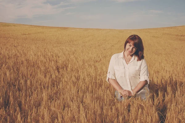 Feliz Ruiva Mulher Sentada Campo Trigo — Fotografia de Stock