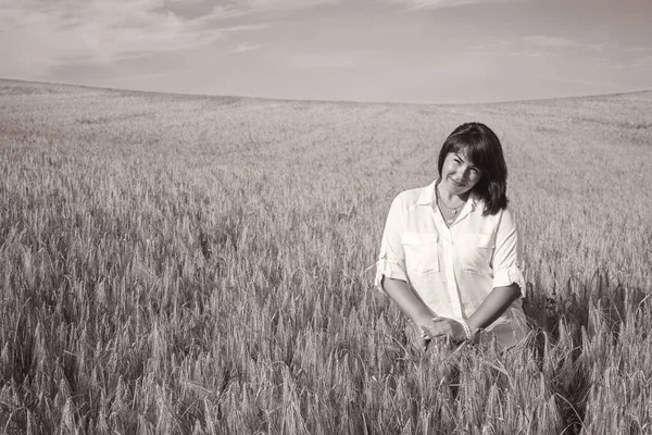 Feliz Ruiva Mulher Sentada Campo Trigo — Fotografia de Stock