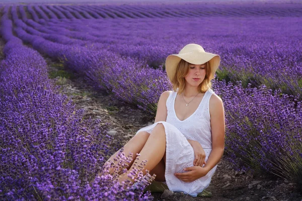 Mooi Tiener Meisje Zitten Lavendel Veld — Stockfoto