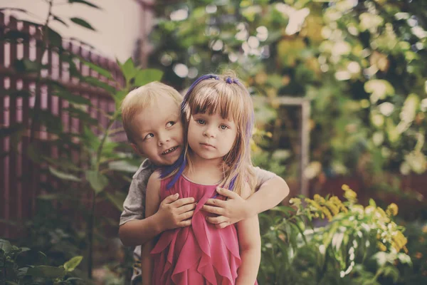 Duas Crianças Engraçadas Jardim Verde — Fotografia de Stock