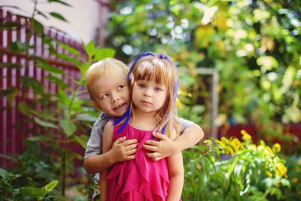 Due Bambini Divertenti Nel Giardino Verde — Foto Stock
