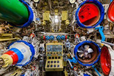 Moskova, Rusya - 04 Mayıs 2018: İç torpido odası eski Deniz Kuvvetleri Müzesi'nde Rus Sovyet denizaltısı.