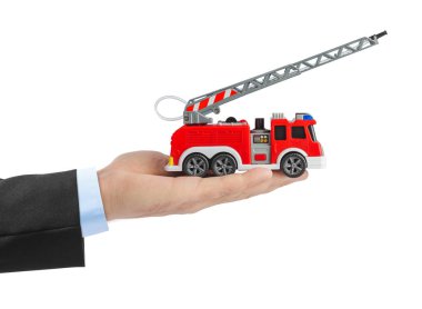 Beyaz arka plan üzerinde izole yangın kamyon yardım