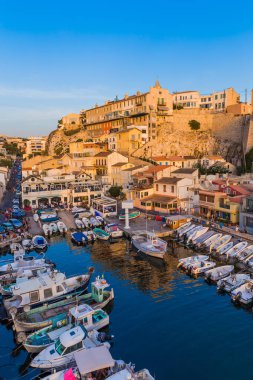 Marseille, Fransa - 03 Ağustos 2017: Balıkçı tekneleri Harbor Vallon des Auffes.