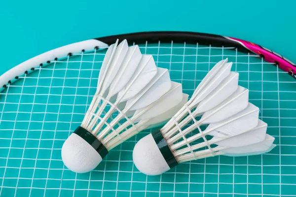 Badminton Shuttlecocks Και Ρακέτα Στο Πράσινο Σπορ Φόντο — Φωτογραφία Αρχείου