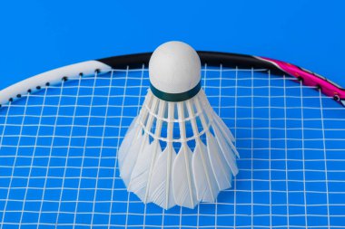 Badminton raketle ve mavi - spor arka plan gürültü
