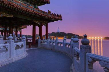 Beihai Park - Beijing Çin - seyahat ve mimari planda günbatımı