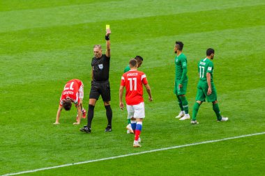 Moskova, Rusya - 14 Haziran 2018: Hakem Haritayı sarı kart Rusya 2018 futbol Dünya Kupası açılış maçında Luzhniki Stadı.