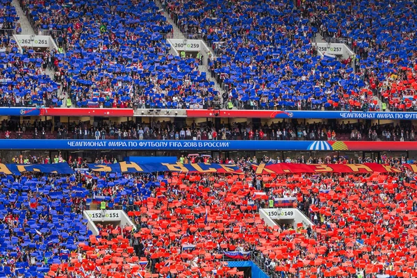 Moskwa Rosja Czerwca 2018 Fani Stadionie Łużniki Podnoszenie Rosyjską Flagę — Zdjęcie stockowe