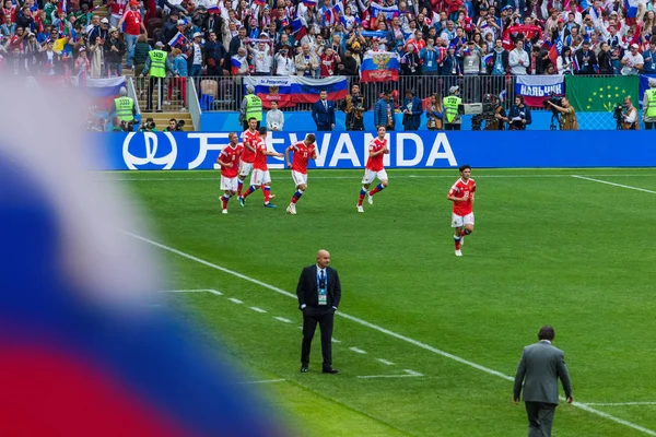 Moscow, Rusya Federasyonu - 14 Haziran 2018: Rus takımı Luzhniki Stadı Rusya 2018 futbol Dünya Kupası açılış maçında gol kutluyor.
