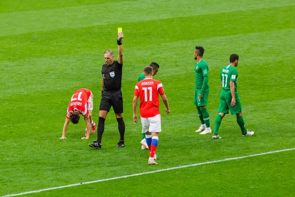 Moskova, Rusya - 14 Haziran 2018: Hakem Haritayı sarı kart Rusya 2018 futbol Dünya Kupası açılış maçında Luzhniki Stadı.