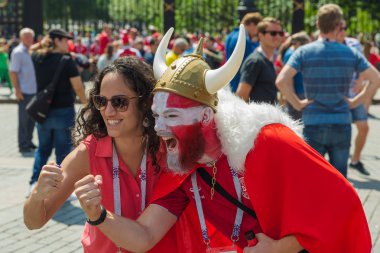 Moskova, Rusya - 26 Haziran 2018: futbol taraftarları kırmızı kare Rusya 2018 futbol Dünya Kupası sırasında üzerinde.