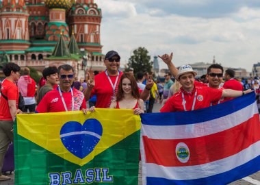 Moskova, Rusya - 26 Haziran 2018: futbol taraftarları kırmızı kare Rusya 2018 futbol Dünya Kupası sırasında üzerinde.