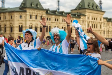 Moskova, Rusya - 26 Haziran 2018: futbol taraftarları kırmızı kare Rusya 2018 futbol Dünya Kupası sırasında üzerinde.