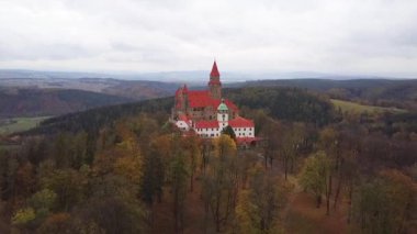 Castle Bouzov Çek Cumhuriyeti - havadan görünümü - seyahat ve mimari video