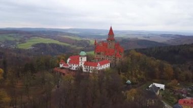 Castle Bouzov Çek Cumhuriyeti - havadan görünümü - seyahat ve mimari video