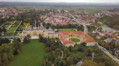 Castle Lednice Çek Cumhuriyeti - havadan görünümü - seyahat ve mimari video