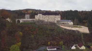 Kale Sternberk Çek Cumhuriyeti - havadan görünümü - seyahat ve mimari video