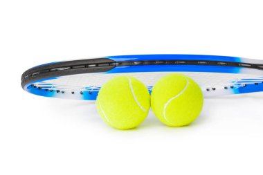 Tenis raket ve topları beyaz zemin üzerine izole