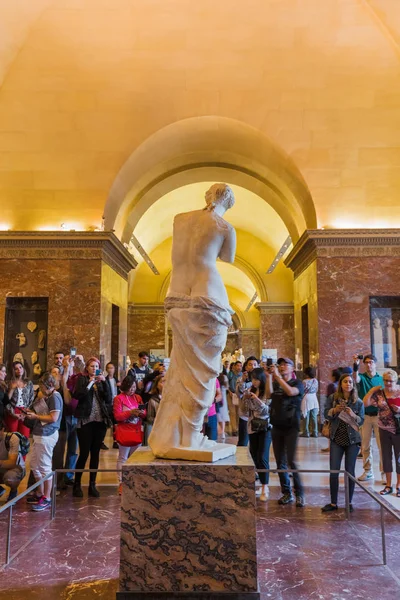 Paris Frankrijk Augustus 2017 Bezoekers Wandelen Het Louvre Museum Buurt — Stockfoto