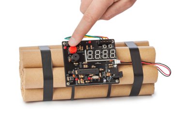 Beyaz arka plan üzerinde izole dinamit bomba el basarak düğmesini