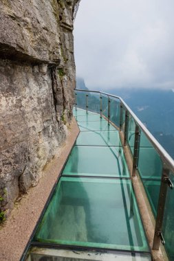 Cam gökyüzü yolu Tianmenshan Doğa Parkı - Çin - arka plan seyahat