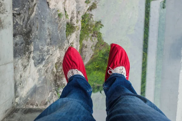 Touriste Dans Les Couvre Chaussures Sur Chemin Verre Dans Parc — Photo