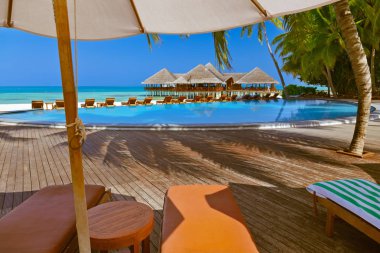 Maldivler sahilindeki havuz ve kafe - doğal tatil geçmişi
